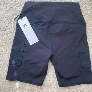 NWT Alo Yoga High Waist Cargo Bike Short